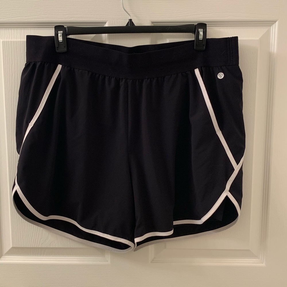 Livi Active Double Layered Shorts w/Pockets 22/24